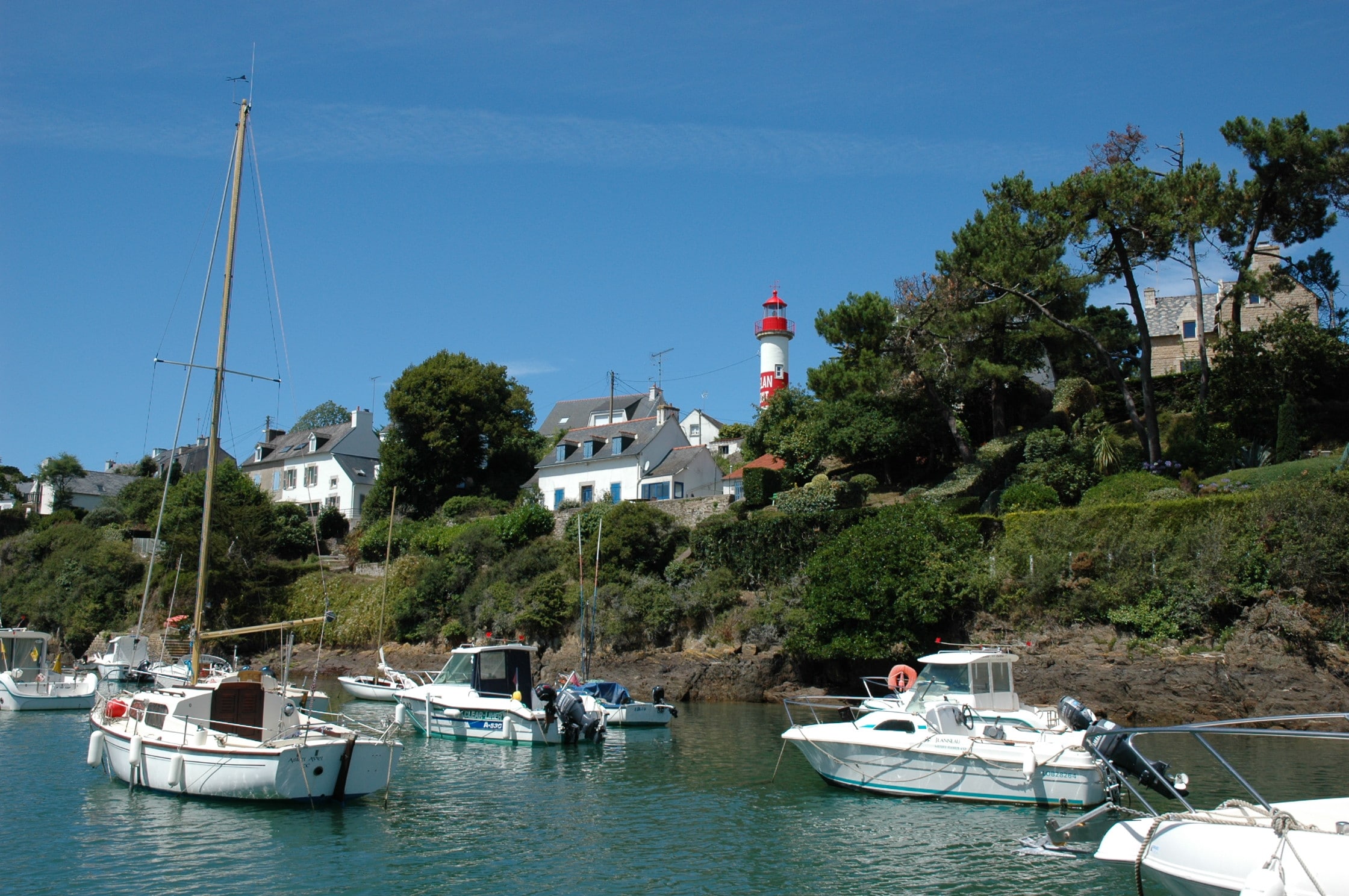 port de doelan et son phare rouge