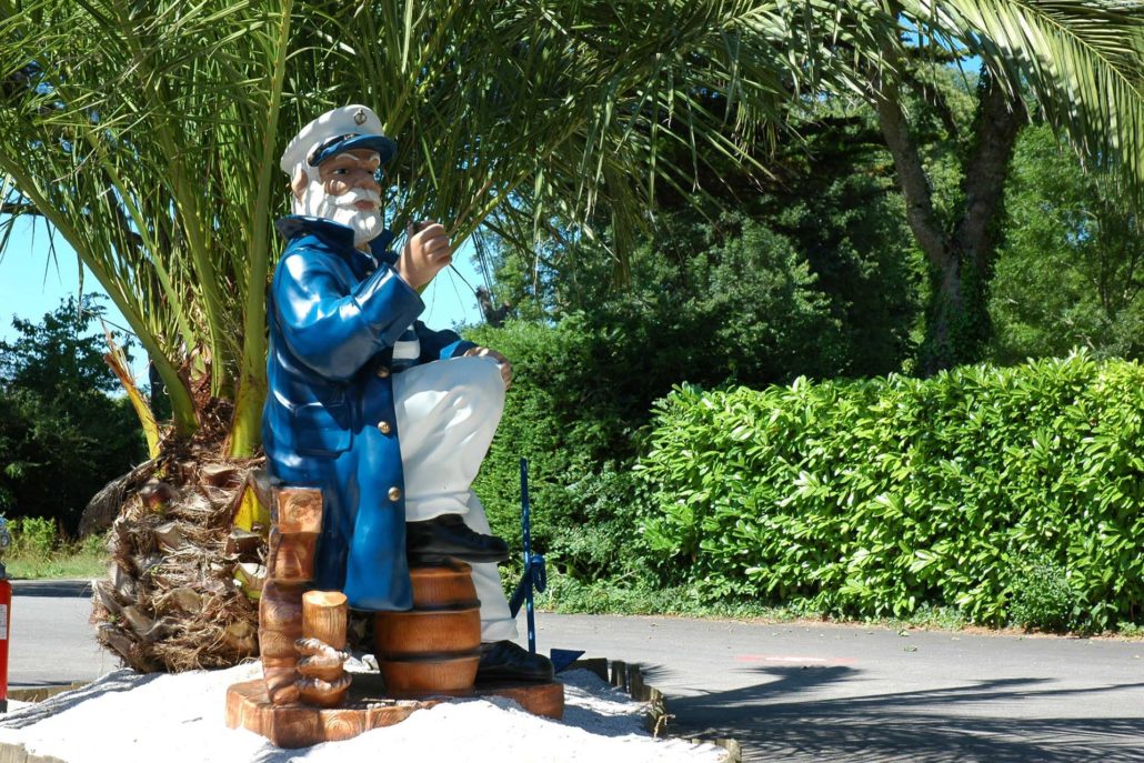 Maskottchen Kapitän des Campingplatzes Le Kergariou