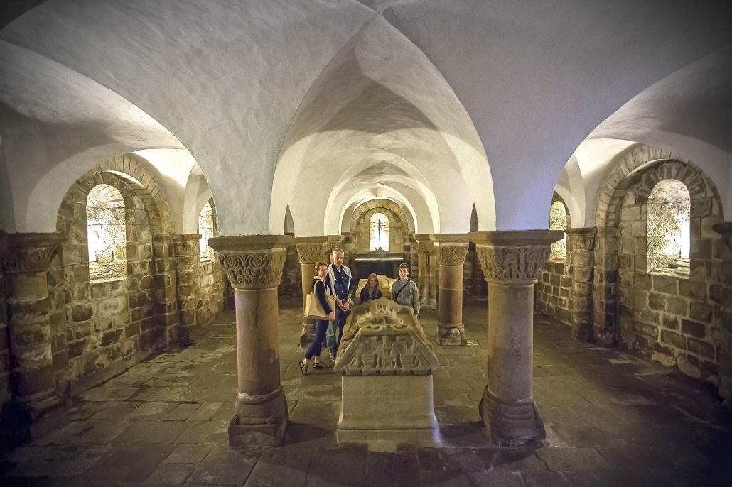 Abbaye Sainte-Croix de Quimperle et la crypte du XIe siecle et les gisants
