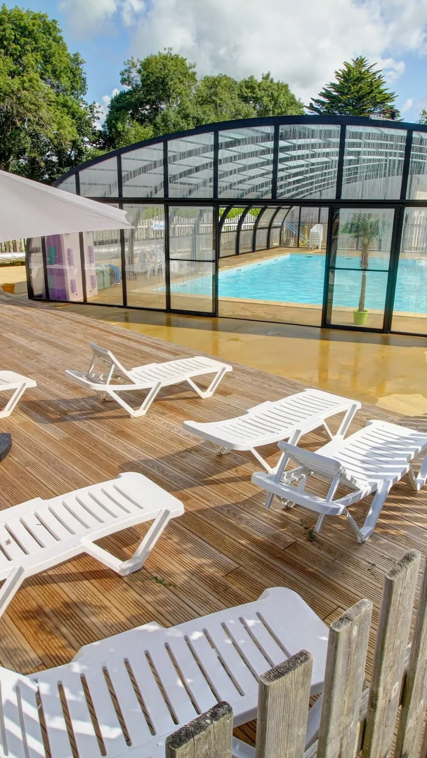 Espace aquatique pour toute la famille au camping Le Kergariou.