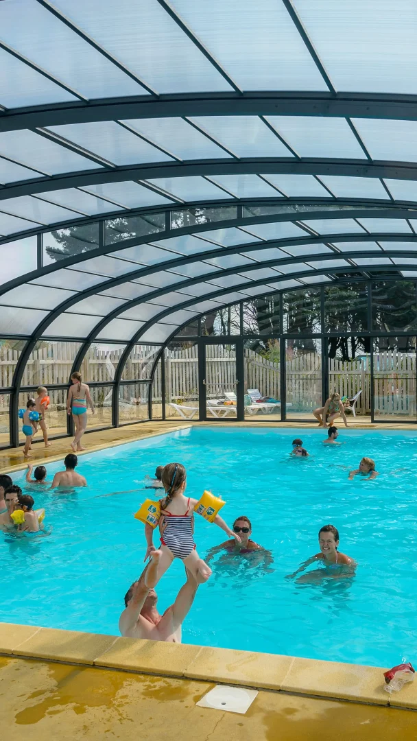 Piscine couverte avec des nageurs heureux