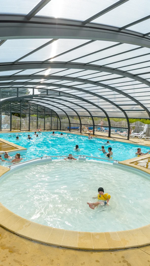 Camping avec piscine couverte dans le Finistère Sud.
