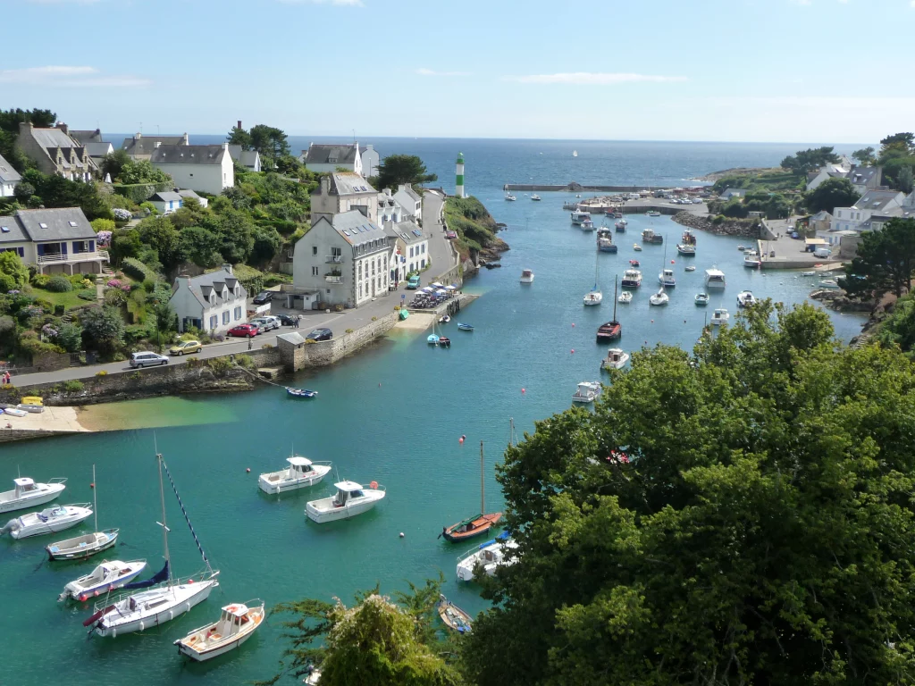 Port pittoresque avec bateaux, village breton, vue aérienne.
