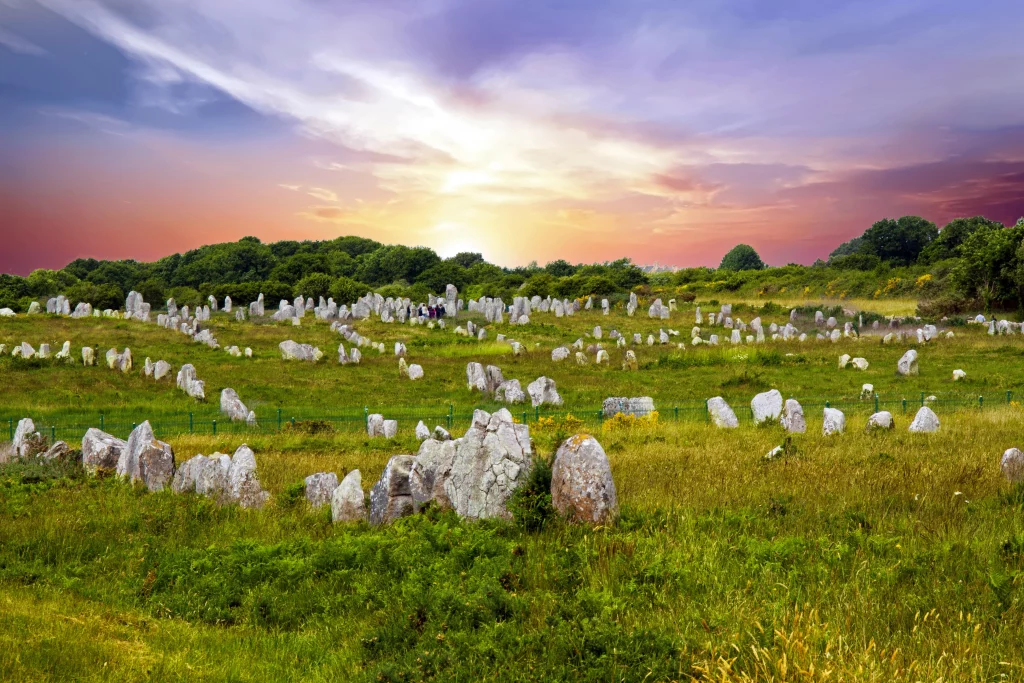 Alignements de menhirs à Carnac au coucher du soleil.