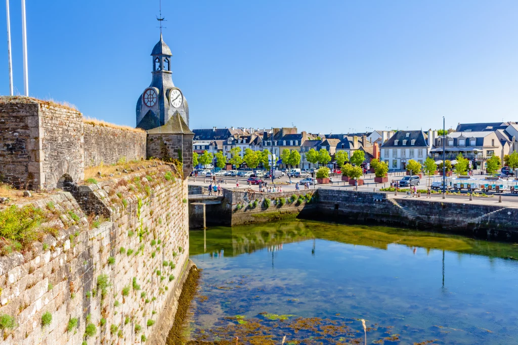 Vue sur le port et les remparts de Concarneau.