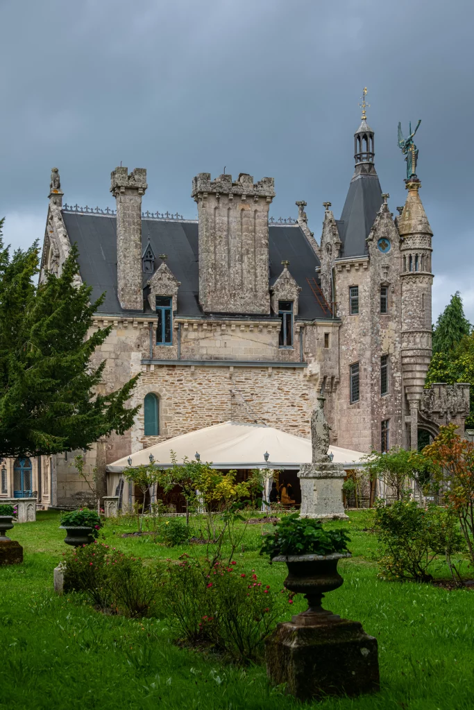 Middeleeuws kasteel met groene tuin en beeldhouwwerken
