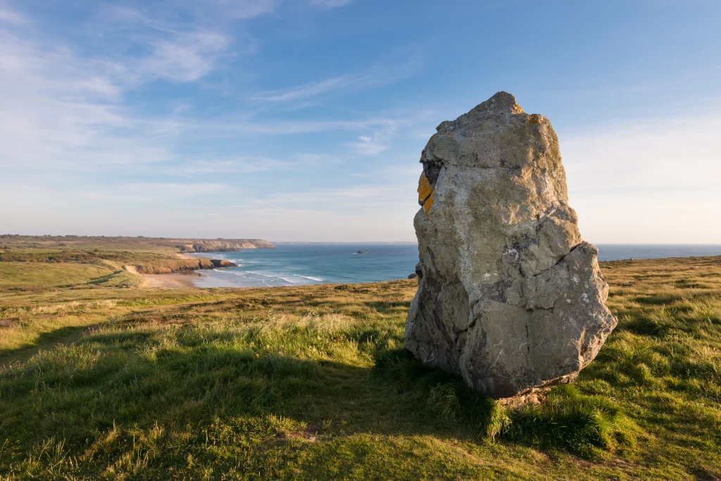 Küstenlandschaft mit Menhir in der Bretagne