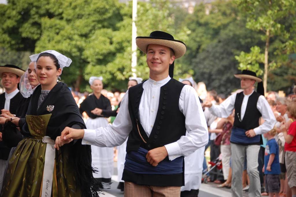 Tänzer in traditioneller Kleidung bei einem bretonischen Fest.