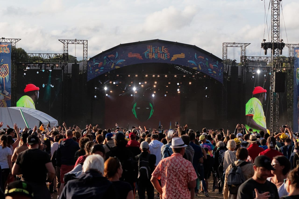 Open-Air-Konzert bei den Vieilles Charrues, begeisterte Menge.