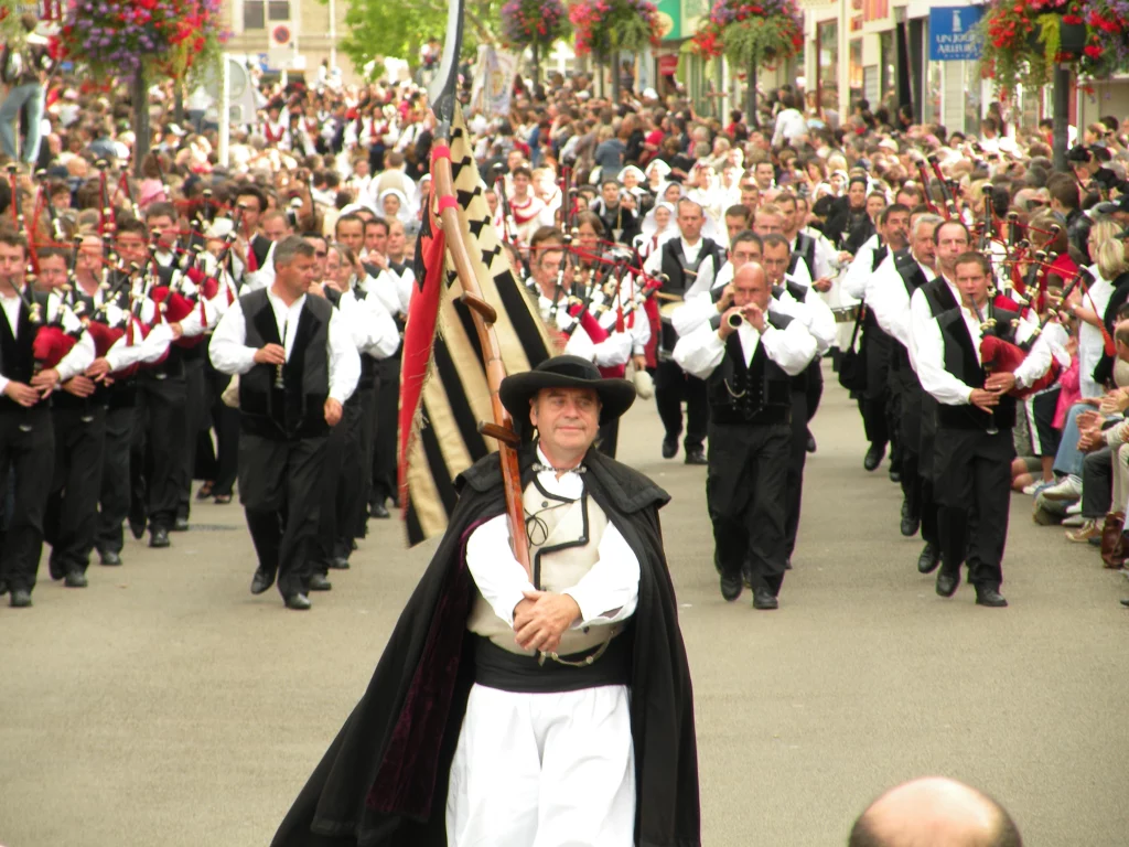 Bretonische Parade mit Musikern in traditionellen Kostümen.
