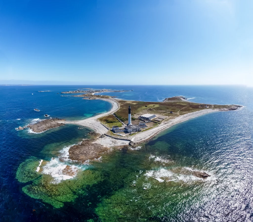 Insel und Leuchtturm aus der Vogelperspektive