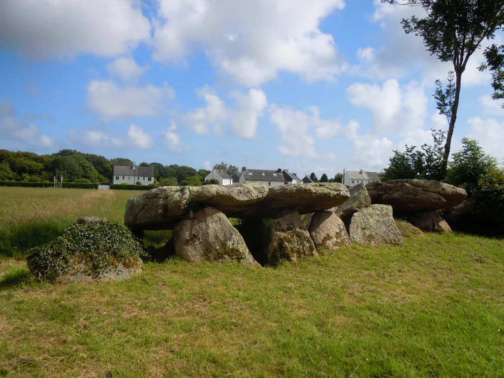 Steindolmen in einer ländlichen Landschaft.