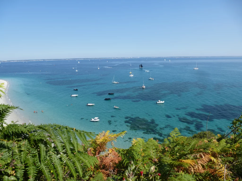 Strand und Segelboote auf dem türkisfarbenen Ozean