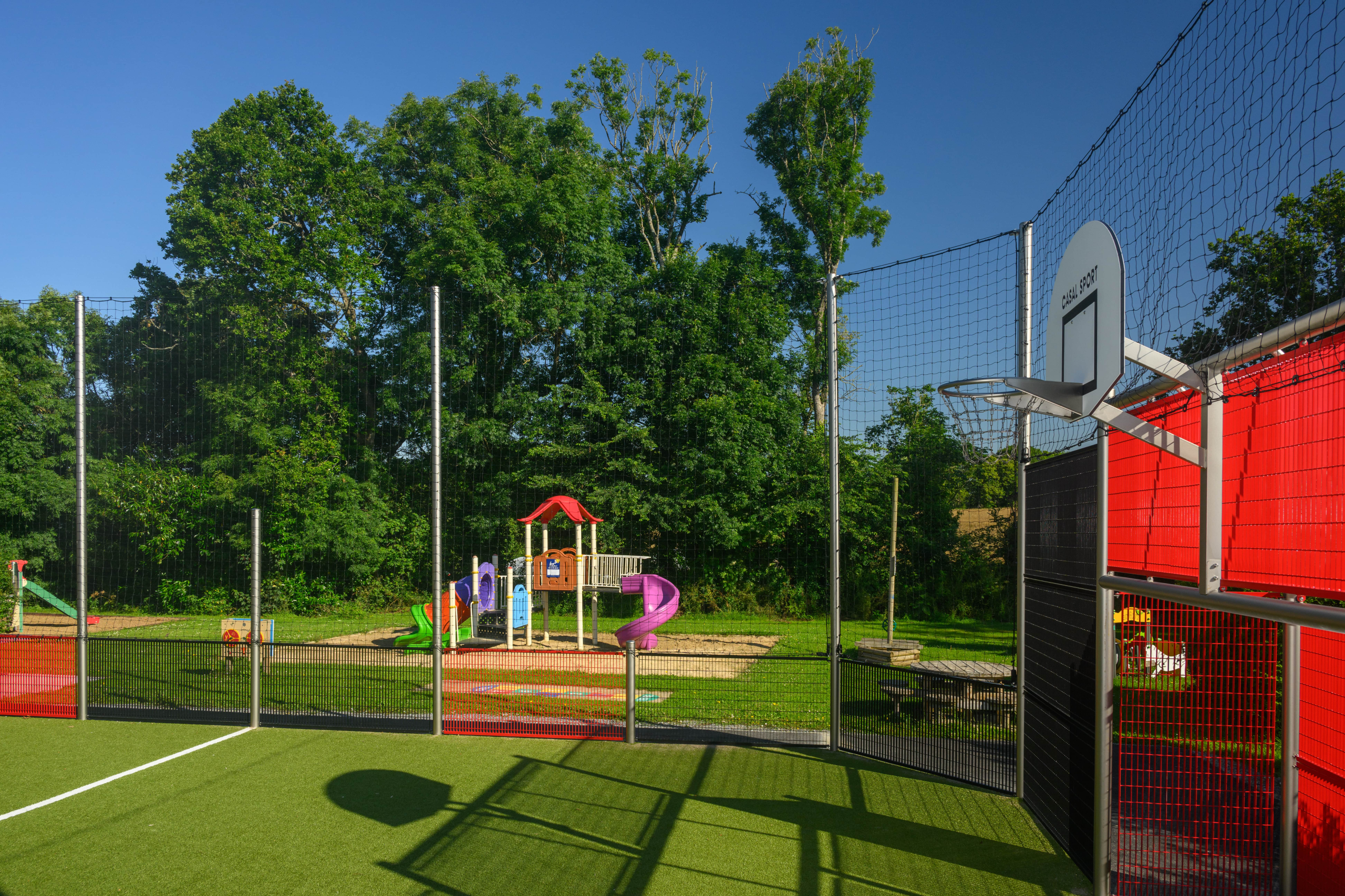 Terrain de sport extérieur avec aire de jeux