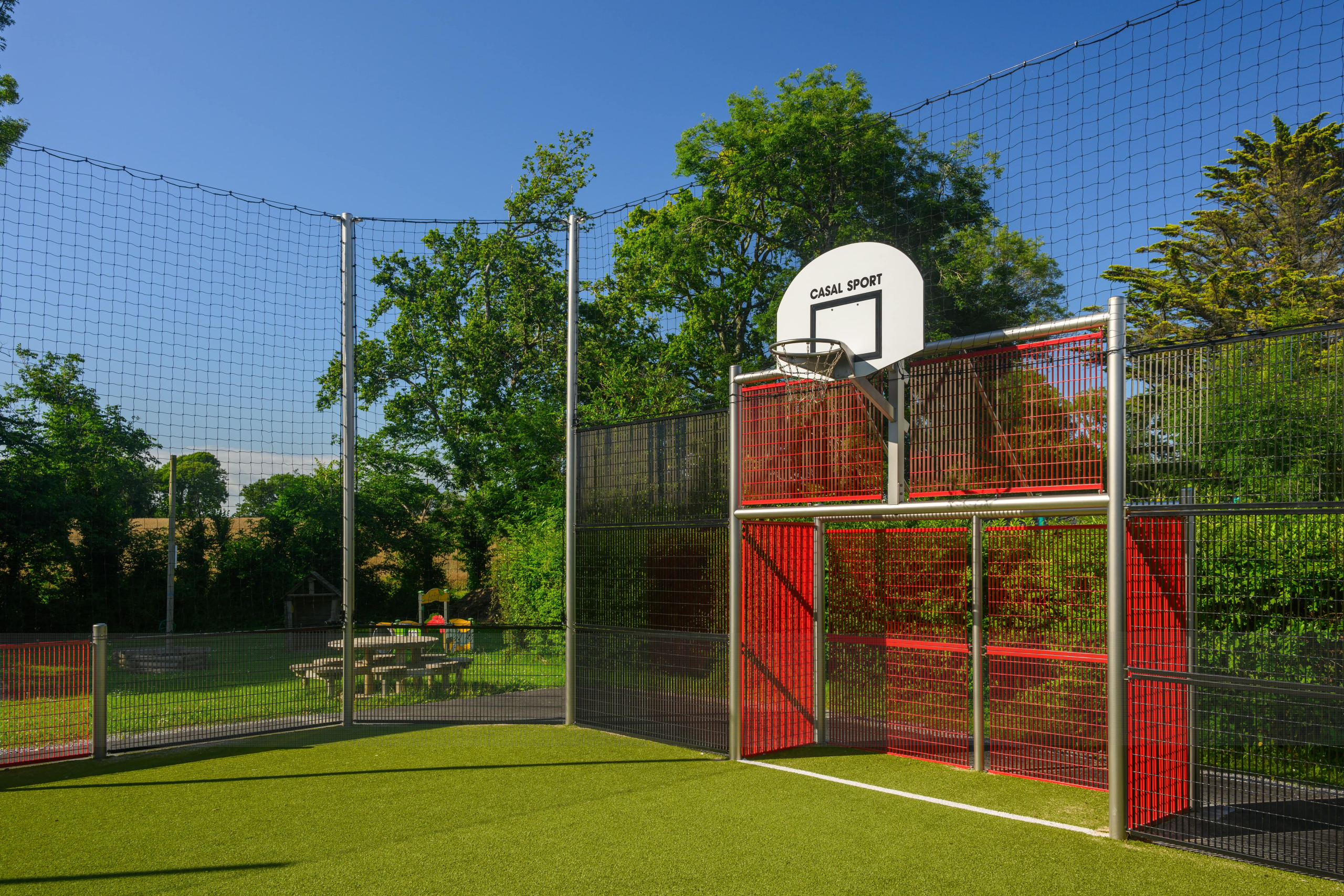 Terrain de sport extérieur avec panier de basket