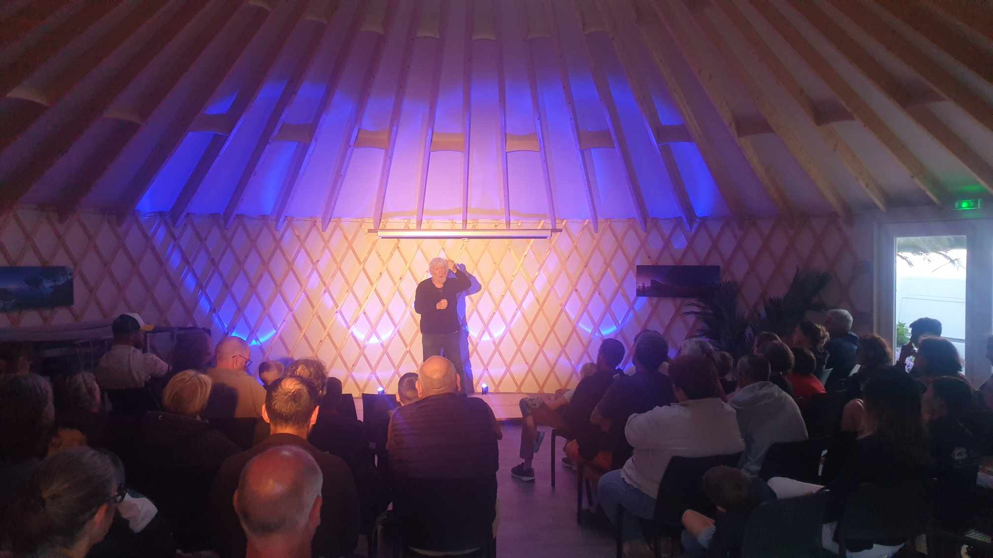 Spectacle de comédie devant un public attentif.