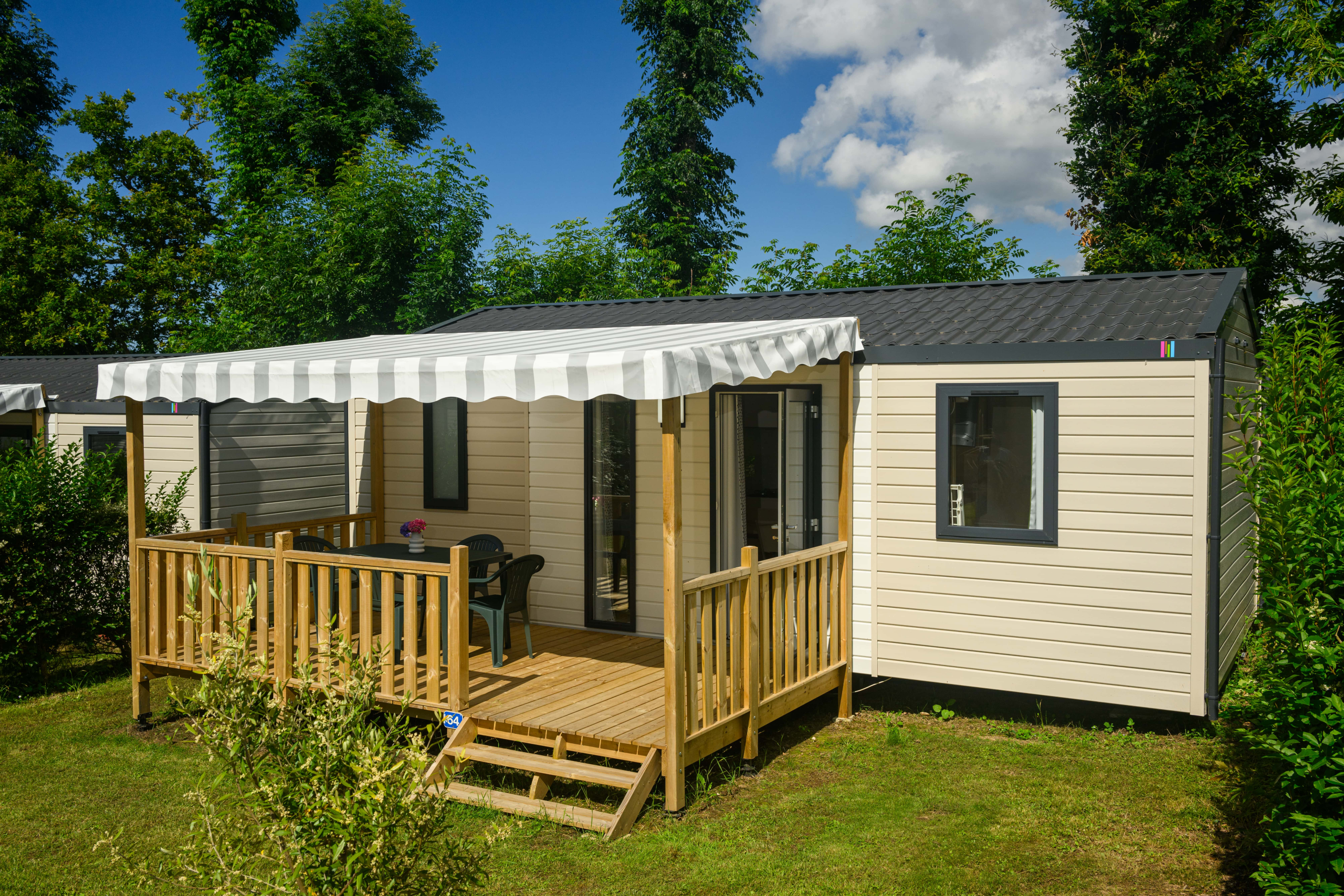 Mobil-home moderne avec terrasse ensoleillée