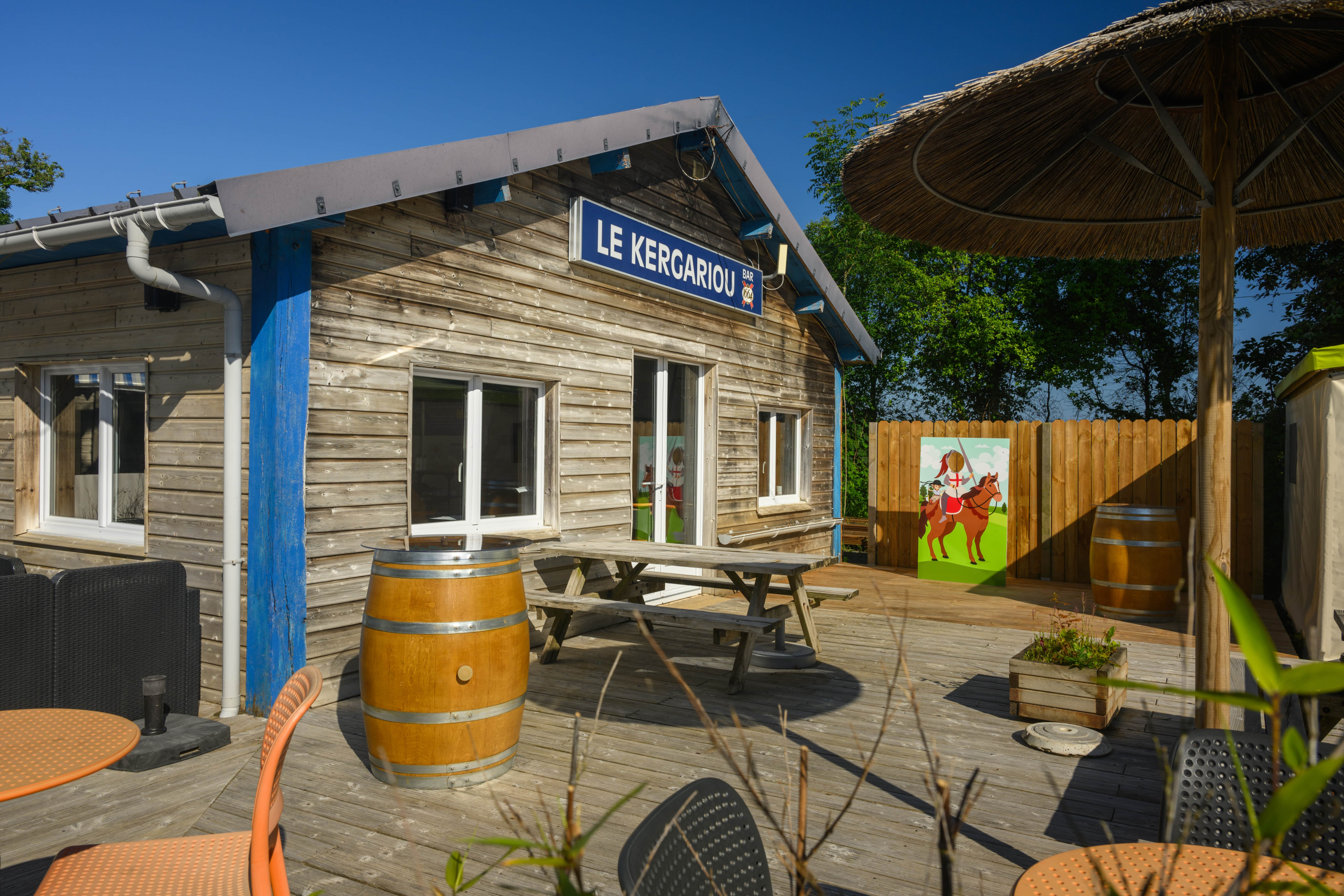 Terrasse en bois du restaurant Le Kergariou.