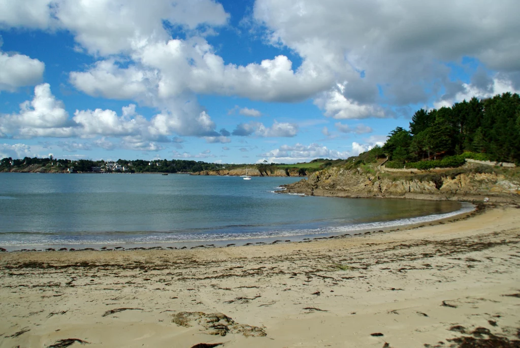 Bretons strand met blauwe lucht en wolken.