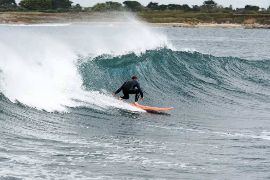 Surfer beheerst een grote oceaangolf.