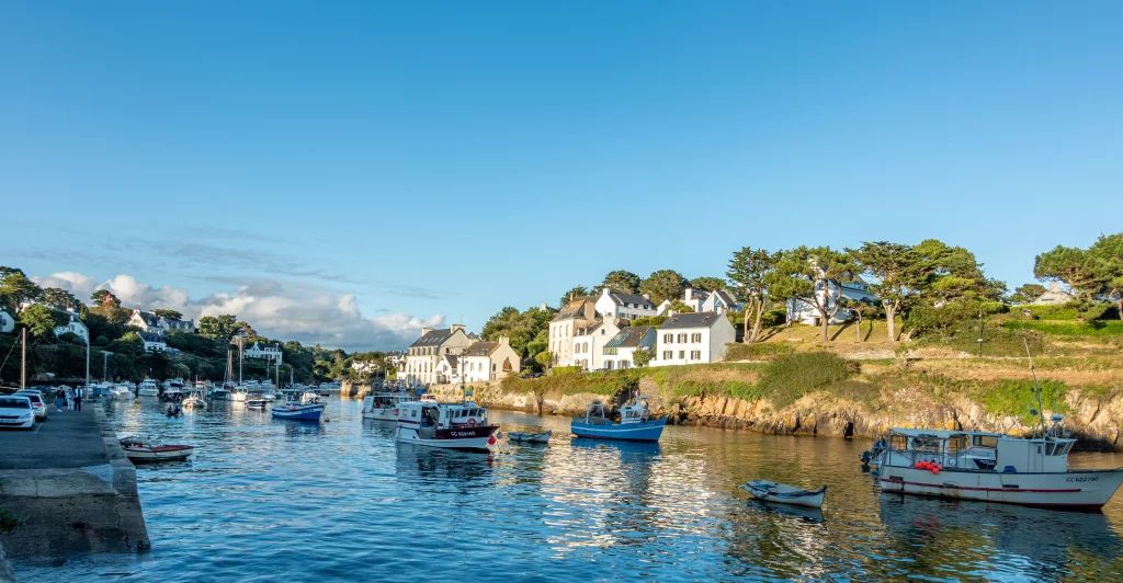 Pittoreske haven met boten en huizen in Bretagne.