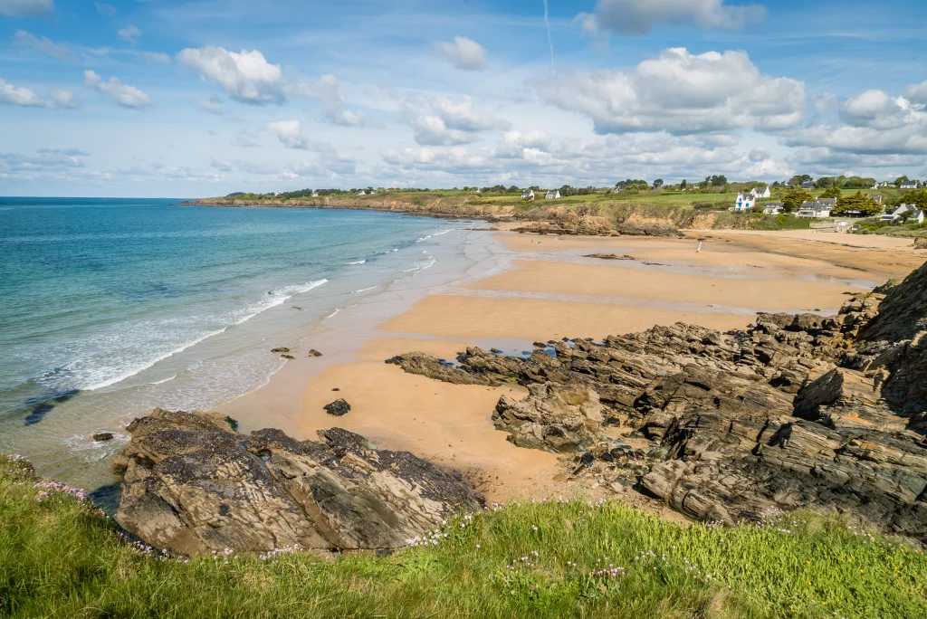 Plage rocheuse avec océan et ciel bleu