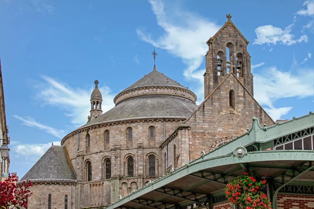 Historische Kirche in einer malerischen städtischen Umgebung.