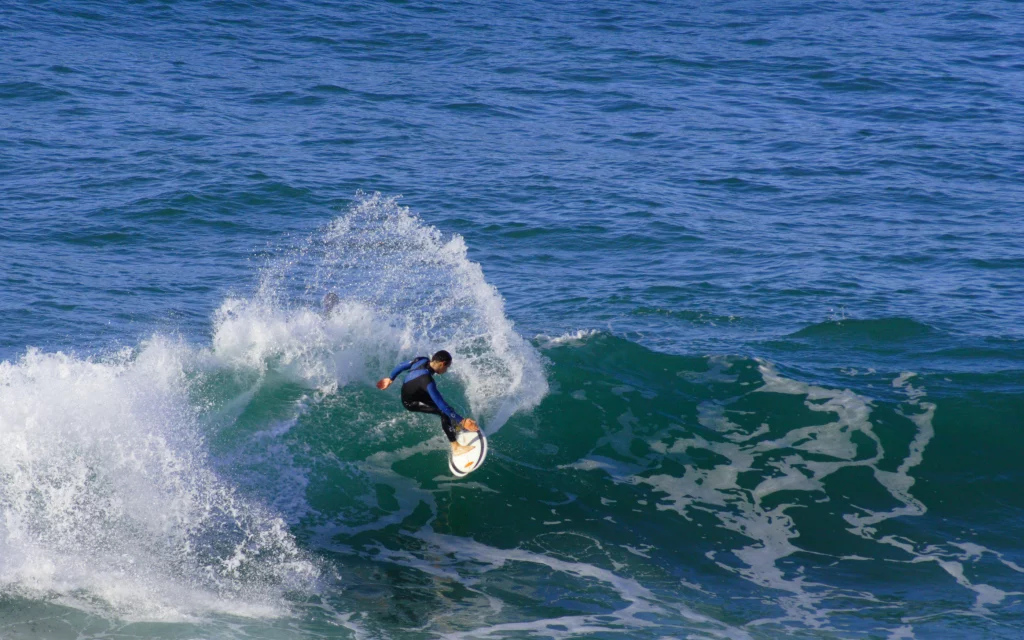 Surfer op een woelige oceaangolf
