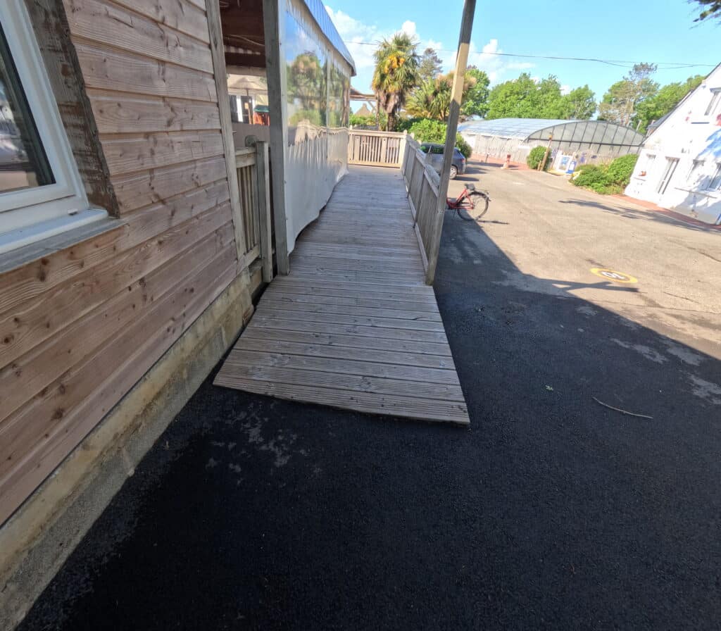 Rampe en bois menant à un espace extérieur